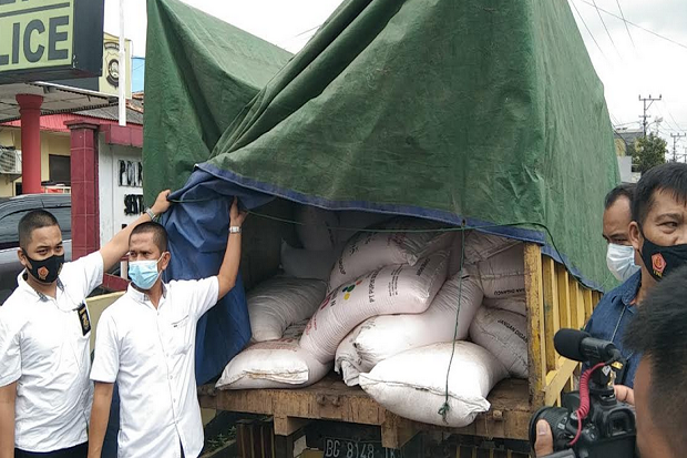 Truk Muatan Pupuk Bersubsidi...