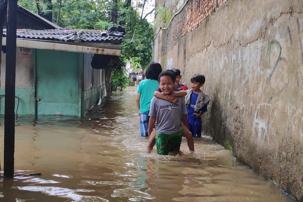 Diguyur Hujan Deras...