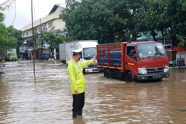 Hujan Deras, Beberapa...
