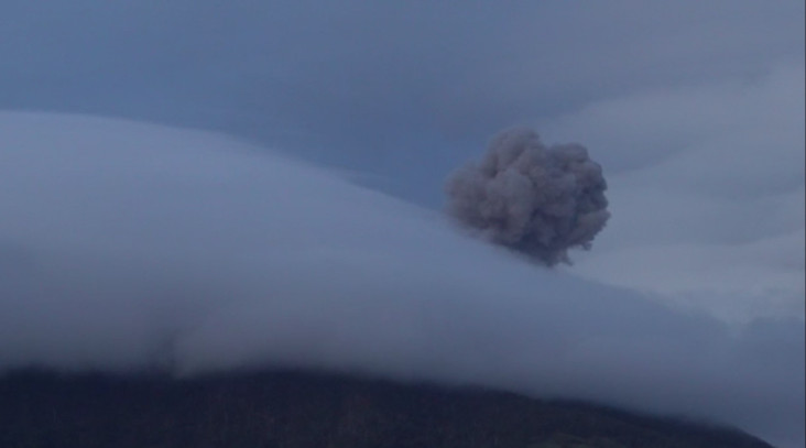Gunung Ile Lewotolok...