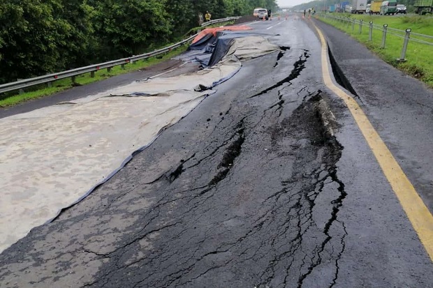 Waspada! Jalan Tol Semarang-Batang...