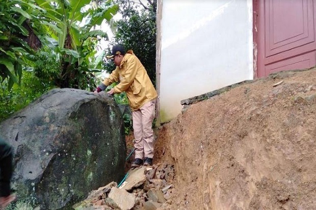 Relokasi Belum Aman,...