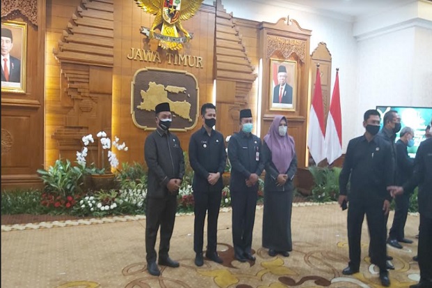 Wagub Emil Serahkan...