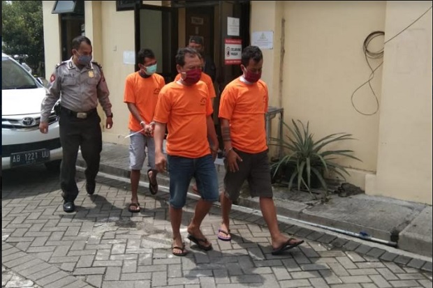 Curi Celana Panjang,...