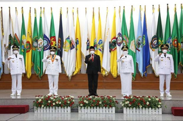 Lantik 4 Pejabat Gubernur,...