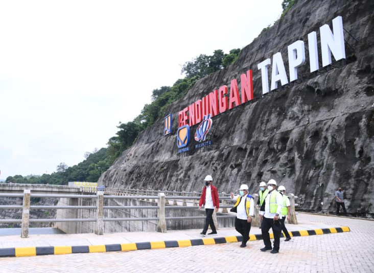Jokowi: Ditanya Bendungan...