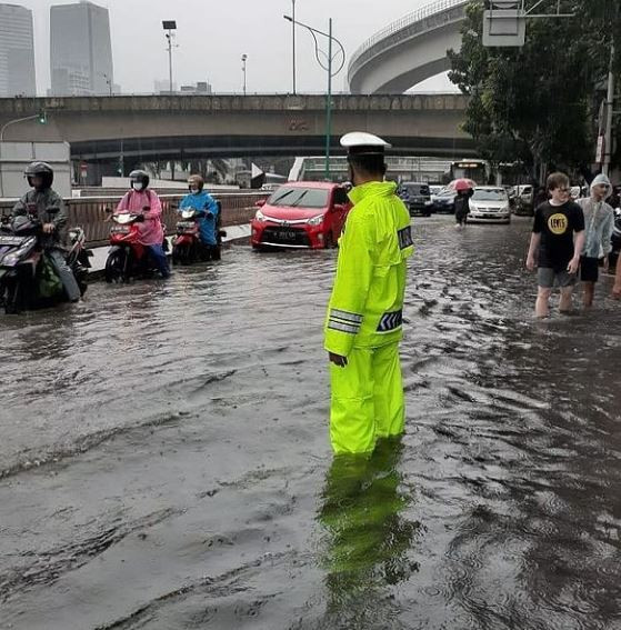 Hujan Sebentar, Jalanan...