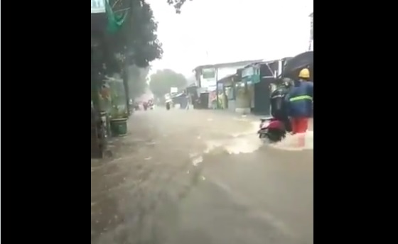 Banjir di Kemang Berarus,...