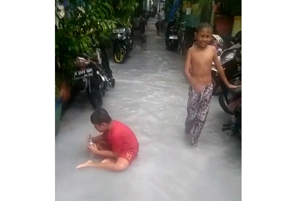 Heboh! Banjir Air Berwarna...