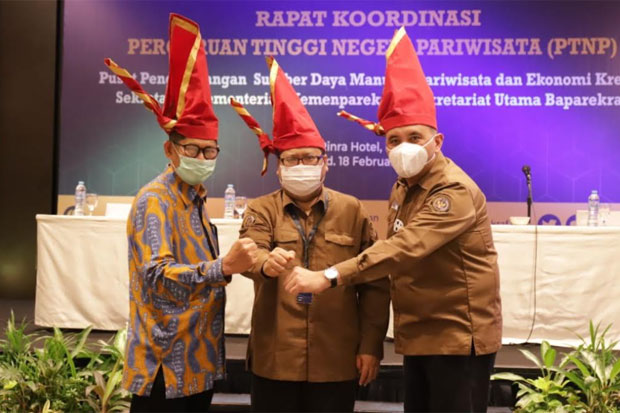 Poltekpar Makassar Jadi...
