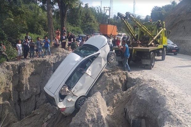 Hilang Kendali di Tikungan,...