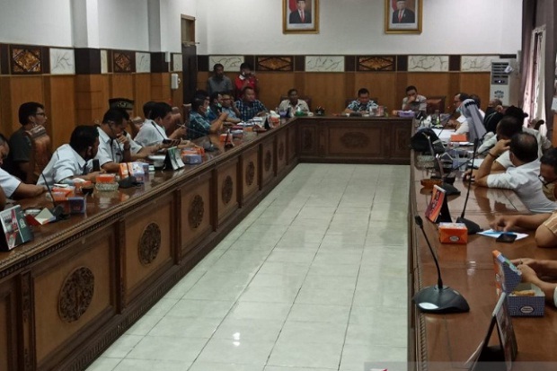 Hanya Digaji Rp2,4 Juta/Bulan,...