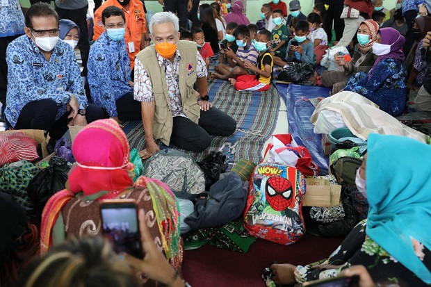 Kunjungi Pengungsi Banjir...