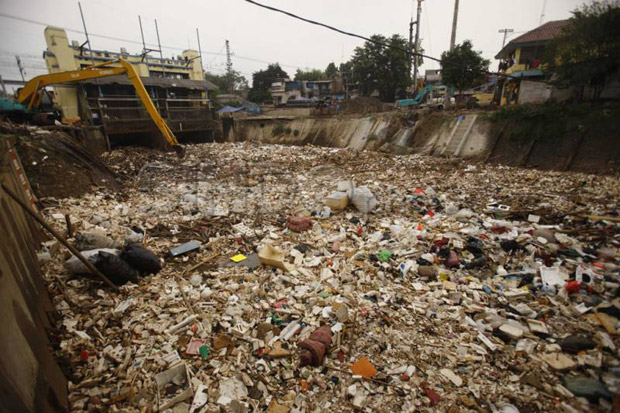 Membuang Sampah Sembarangan...