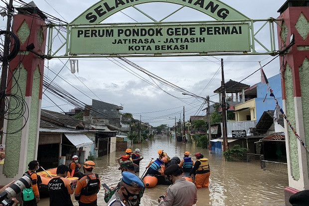 Tanggul Jebol Jumat...