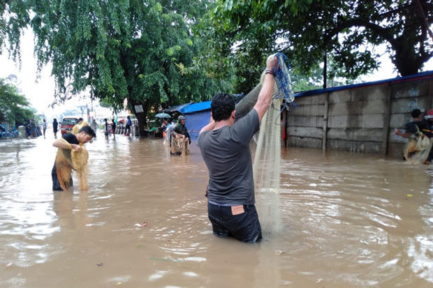 Manfaatkan Banjir, Warga...