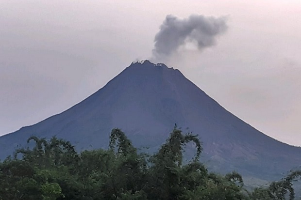 Merapi Pagi Ini Keluarkan...