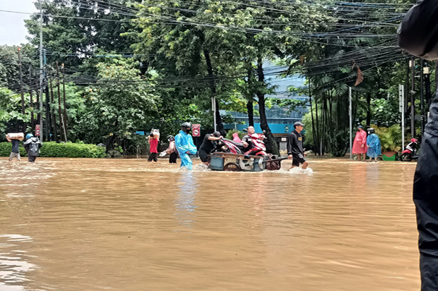 Dikepung Banjir, Pengendara...