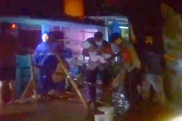 Tembok Roboh, Polisi...