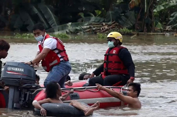 Naik Perahu Rakit dari...