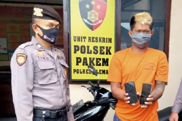 Curi Handphone Warga...