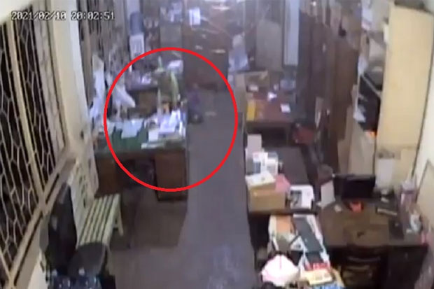 Terekam CCTV, Pelaku...
