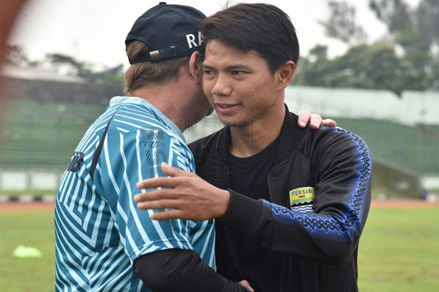 Pelukan Hangat Pelatih...