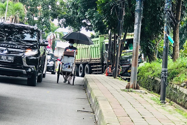 Rem Blong, Truk Pengangkut...