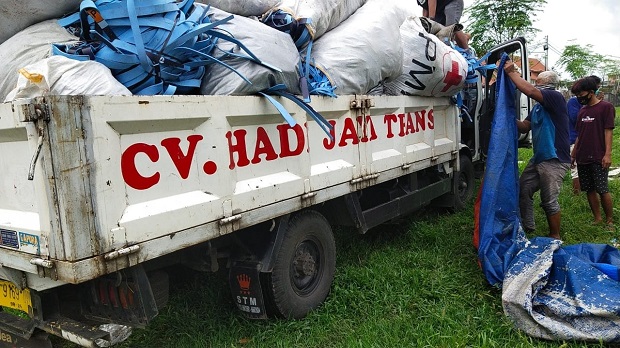 Ketahuan Buang Sampah...