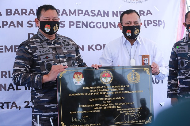 KPK Serahkan Barang...