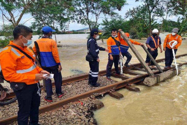 Kereta Api dari dan...