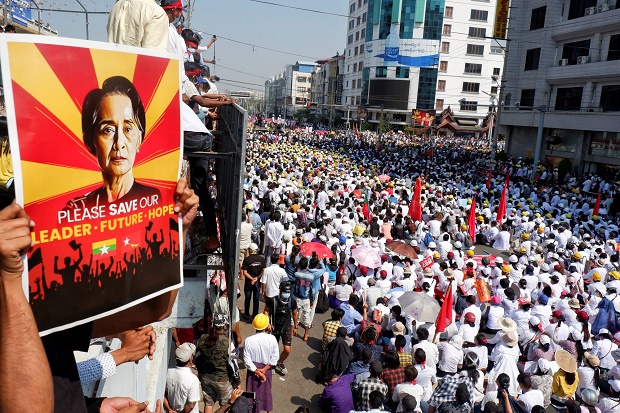 Demonstran Makin Berani,...