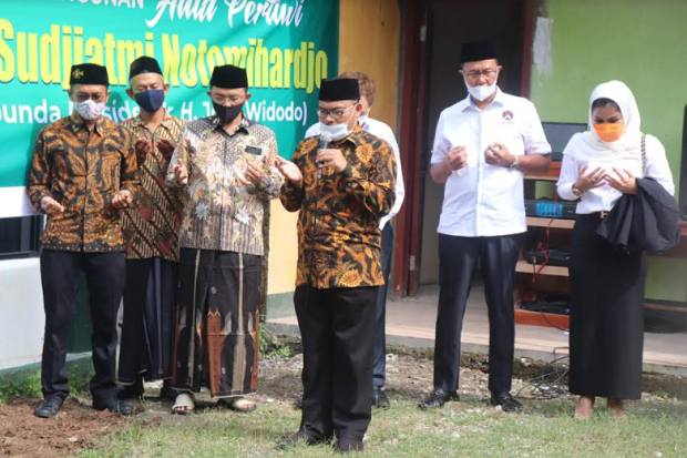 Ibunda Presiden Jokowi...