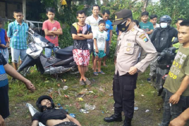 Mayat Mengenakan Helm...