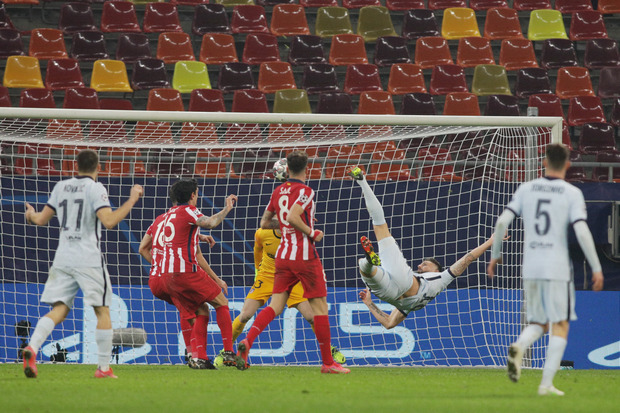 Tendangan Salto Giroud...