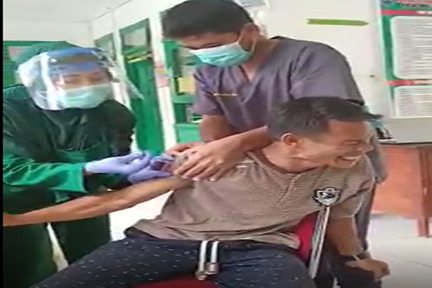 Menggelikan, Seorang...