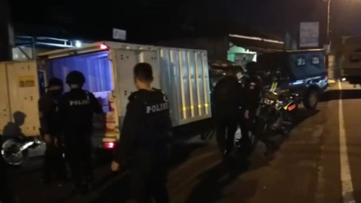Mobil Boks Dikepung...