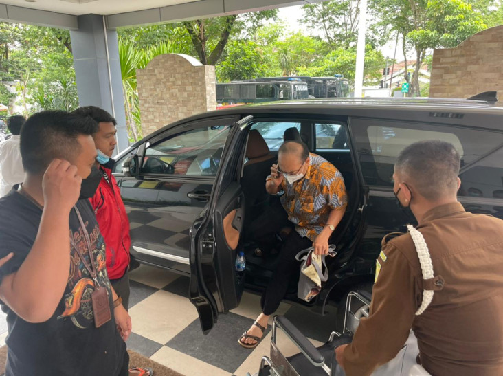Kejari Surabaya Bekuk...