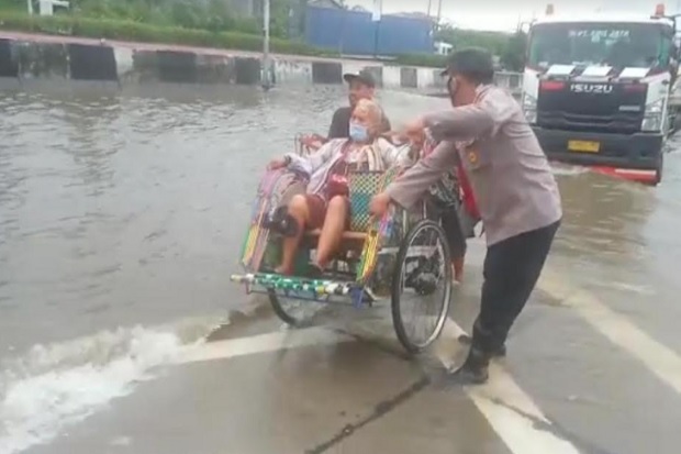 Awas Terperosok! Lubang...