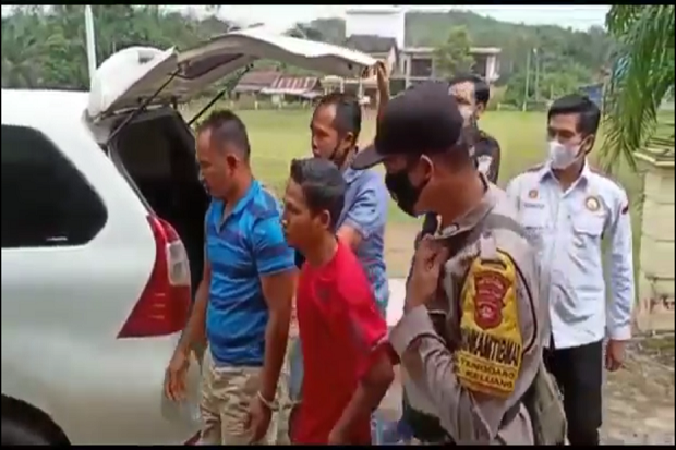 Cemburu Istri Digoda,...