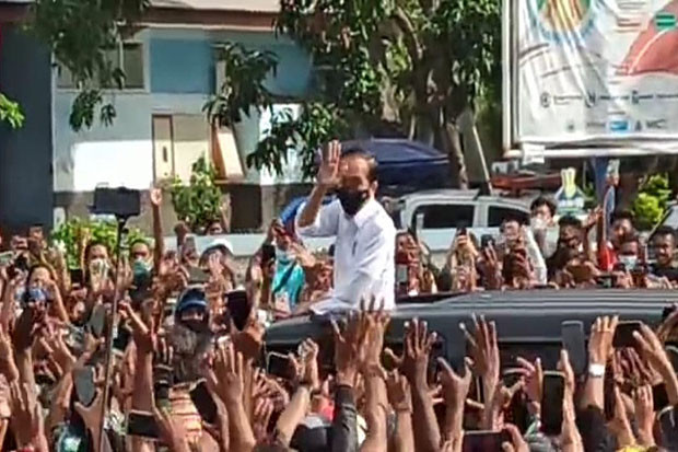 Kerumunan Jokowi di...