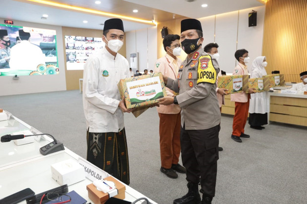 Gerakan Santri Bermasker,...