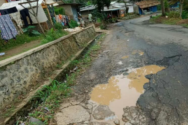 Jalan Rusak, Warga Ancam...
