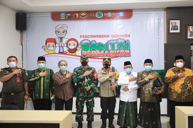 Gerakan Santri Bermasker,...