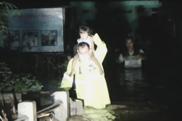 Terjebak Banjir, Petugas...