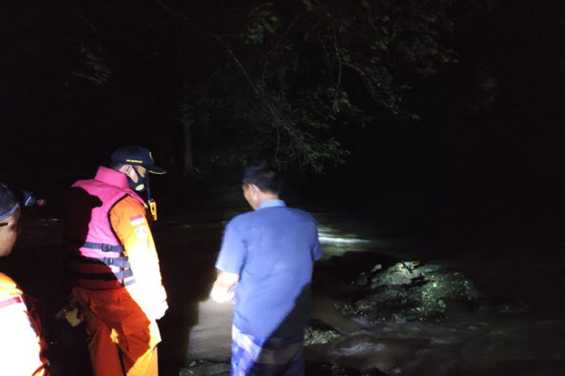 Asyik Mandi di Sungai,...