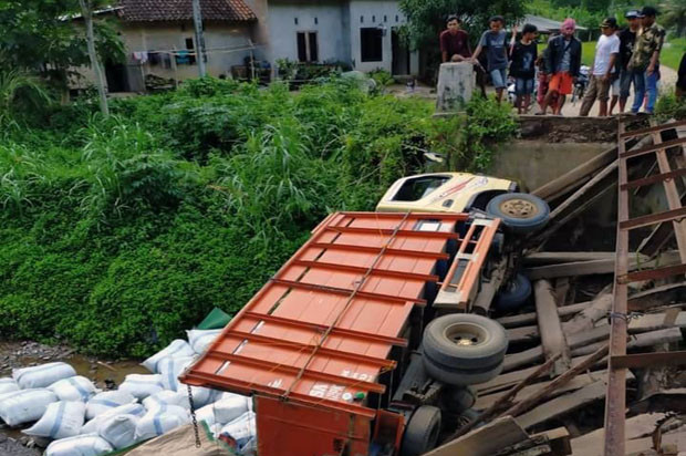 Jembatan Ambruk Truk...