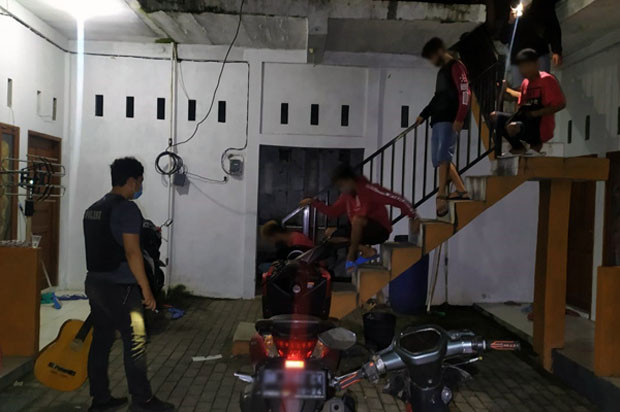 Pesta Miras di Kamar...