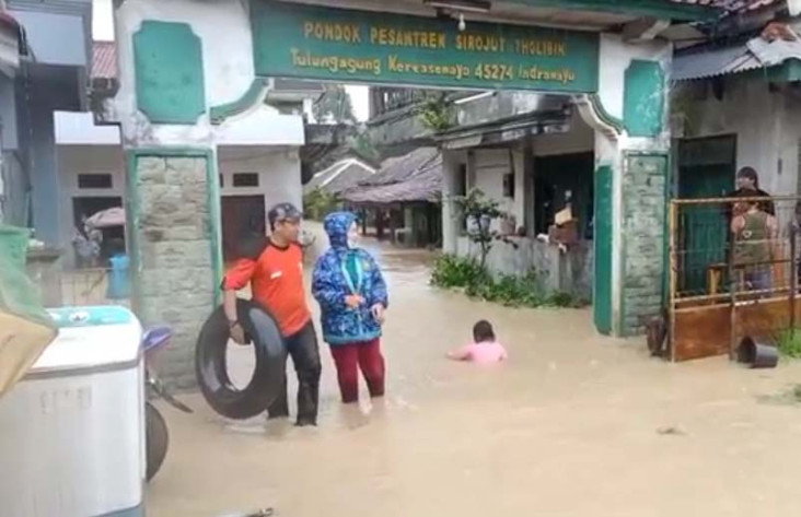 Tanggul Jebol, Ratusan...