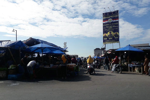 Camat Tutup Mata, Jalan...